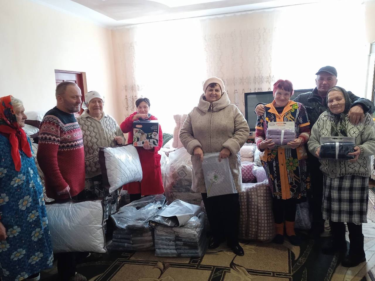 die Bewohner des Altenheims in Ulaniw freuen sich über neue Decken und Matrazen